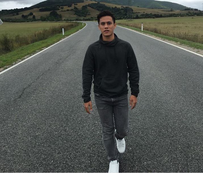 Instagram @sharulkamal_ Selain menyanyi dan berlakon, Sharul juga berminat dalam bidang pengacaraan.